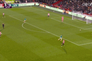 還有機(jī)會(huì)！索博傳中，薩拉赫一停一射右腳凌空斬破門(mén)！