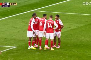 有套路！開定位球前槍手球員聚在一起討論戰(zhàn)術(shù)，隨后加布頭球中柱