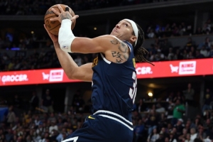 僅出戰(zhàn)25分鐘！戈登11投6中得17分&正負(fù)值+17 三分回調(diào)6投1中