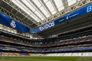 ???大戰(zhàn)在即！皇馬官方曬照：伯納烏頂棚已關(guān)閉，靜待國家德比