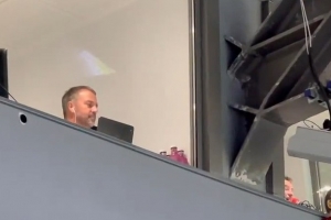 遠(yuǎn)程指揮，本場被罰停賽的弗里克出現(xiàn)在伯納烏看臺(tái)