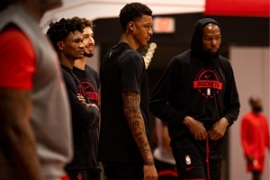 2連?。』鸺倜綍袂蜿犛柧氄?氣氛略顯低沉不同往日