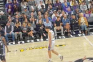 布朗尼都沒得上！湖人輪換第9人是個雙向??現(xiàn)場球迷：這?誰啊