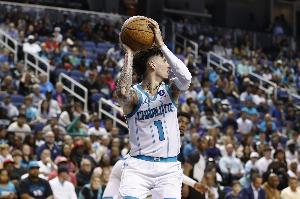 靠你一把抓！三球首節(jié)出戰(zhàn)11分鐘 9中5&三分5中2砍15分7板2助