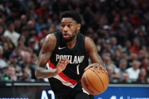 小卡：必須稱贊開(kāi)拓者 后衛(wèi)一直對(duì)球施壓 經(jīng)歷這樣的比賽是有益的