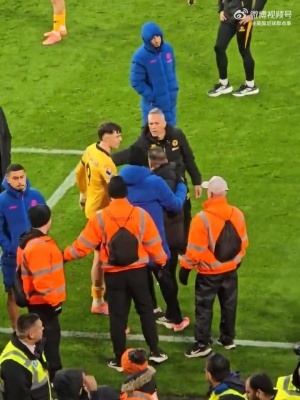 9輪0勝倒數(shù)第一！狼隊(duì)主帥佩雷拉試圖與憤怒的球迷爭(zhēng)吵，被人拉開(kāi)