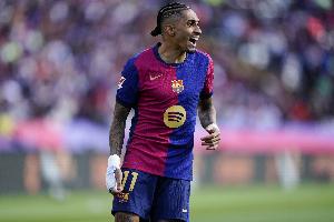 世體：拉菲尼亞親臨國(guó)家德比現(xiàn)場(chǎng)助威，他預(yù)計(jì)在11月休賽期后復(fù)出