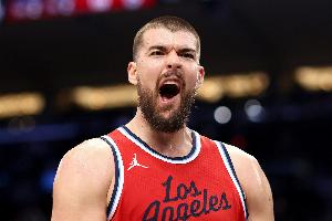 祖巴茨：面對(duì)小陣容我就在低位懲罰他們 被包夾就給隊(duì)友創(chuàng)造機(jī)會(huì)