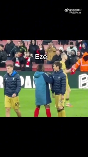 【好人緣】比賽結(jié)束后，埃澤水晶宮的前隊(duì)友們紛紛過(guò)來(lái)和他打招呼