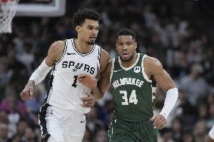 東西部周最佳？記者：文班和字母哥目前的表現(xiàn)遠(yuǎn)超其他人