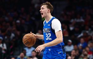 狀態(tài)不錯！弗拉格半場5中4高效拿下12分1板1助1帽