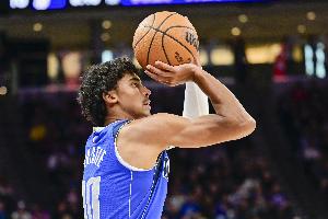 狀態(tài)真不錯(cuò)！克里斯蒂8中5&三分5中3貢獻(xiàn)17分2板2助 正負(fù)值+17