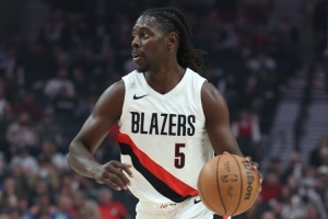 拼盡全力！朱-霍勒迪14中7拿到21分6板7助 三分8中3