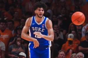 恐怖如斯！卡梅隆-布澤爾上演單臂攬?jiān)律w帽 順勢(shì)助攻隊(duì)友快攻