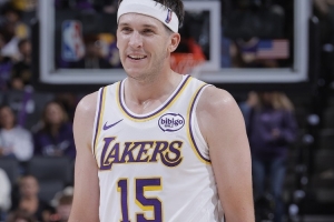 施羅德：東詹缺陣里夫斯就成了核心進攻點 他擁有無限開火權(quán)