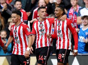 賽季新黑馬誕生！英超9輪戰(zhàn)罷排名前四，這支黑貓很“不簡單”