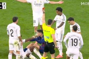 佩德里生涯首紅！佩德里趟球過大吃到第2黃 此前拉拽維尼修斯染黃