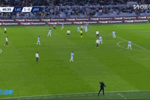 這沒踢進？弗拉霍維奇半空門機會中框，但也越位在先