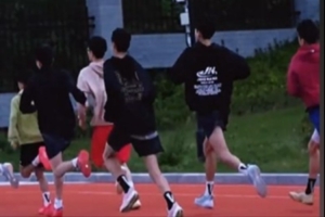 早上6點(diǎn)！U15跑操正當(dāng)時(shí) 青島男籃小伙子們沖沖沖！????