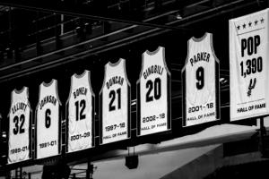 沒有舉辦公開儀式！波波維奇退役旗幟已悄悄懸掛在馬刺主場上空