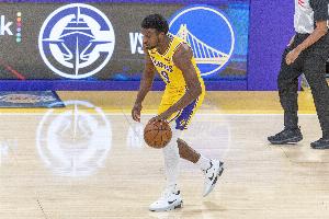 不夠細膩！布朗尼跳起想從克林根腋下傳球被斷 反搶被吹犯規(guī)