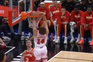 生吃！布澤利斯底線硬擠杰倫-約翰遜 雙手炸裂反扣點(diǎn)燃全場