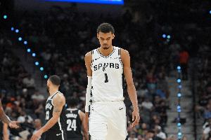 張佳瑋：全隊(duì)快下指望文班搶板推前場(chǎng) 2米3的人當(dāng)基德威少魔術(shù)師?