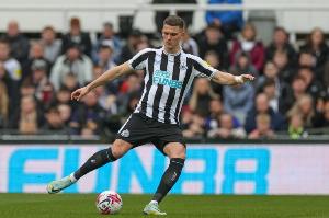 埃迪-豪談紐卡傷?。翰┨芈蛱鞗]訓練，霍爾無法出戰(zhàn)熱刺