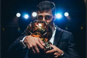 曼城官推曬羅德里親吻金球獎(jiǎng)?wù)掌喝ツ杲袢眨_德里獲得金球獎(jiǎng)