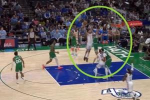 ??歡迎來(lái)到NBA！霍姆格倫迎著弗拉格單臂滑翔炸扣！