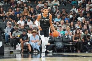 砍下24分15板！記者：文班亞馬也太恐怖了 今年馬刺比賽很吸睛啊