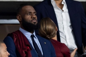 帕金斯：詹姆斯的日程安排得像總統(tǒng)一樣 5點(diǎn)起床訓(xùn)練一直忙到晚上