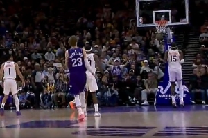 終于等到！吉萊斯皮點(diǎn)到籃板推反擊 布克雙手飛扣反超比分！