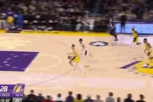 短路了！阿夫迪亞連續(xù)出現(xiàn)失誤 湖人反擊迅速迫近比分