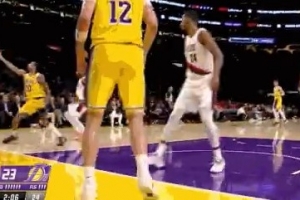 太低級！拉拉維亞發(fā)球失誤 湖人白白交出球權(quán)