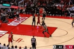 強(qiáng)勢(shì)反彈！伊森持球突破 對(duì)抗防守滯空拉桿上籃打中