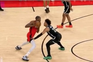 杜蘭特持球擊中威爾遜被吹進攻犯規(guī) 火箭挑戰(zhàn)失敗