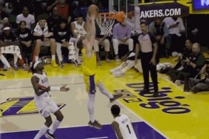 久違了！克內(nèi)克特轉(zhuǎn)換反擊 擠過防守起飛雙手暴扣