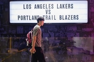 開拓者眾將出場秀：楊瀚森背著粉色書包 格蘭特傳統(tǒng)服飾亮眼