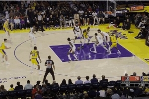 頂不動！艾頓奮力拼下前場籃板 但背身強(qiáng)攻時被切丟球