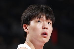 劉維偉：楊瀚森第二節(jié)是不是沒準備好上場？有些打不動艾頓