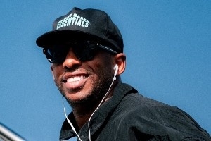 客戰(zhàn)勇士！快船登機(jī)照：全員深色系運動裝 登哥大胡子相當(dāng)搶鏡