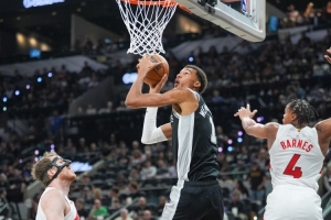 擱這兒練招呢？文班談空中轉(zhuǎn)身360上籃：我沒專門練過 這是第一次