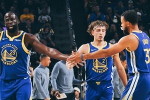 擊退灰熊！勇士官方曬贏球海報：庫里、追夢和波杰姆斯基登上封面