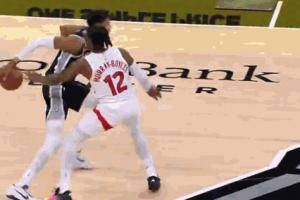 這是什么東西？文班連續(xù)絲滑胯下接背運(yùn)推進(jìn) 把防守晃得找不著北