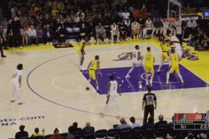 楊瀚森背打轉(zhuǎn)身進(jìn)籃下 強(qiáng)攻造成艾頓犯規(guī) 兩罰一中！