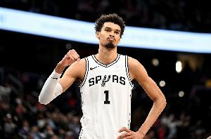 分差17分&正負(fù)值+31獨(dú)一檔！文班比賽影響力十足 三節(jié)已18分15板