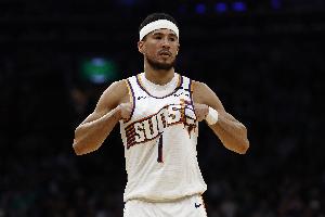 末節(jié)連續(xù)高難度三分！布克26中11&三分12中5空砍34分5板10助