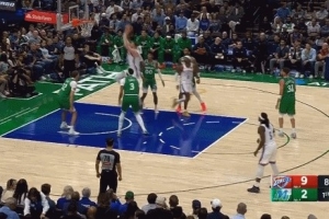 四人定在地上！亞歷山大突破吸引防守 分球哈滕后者暴扣得手