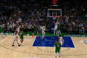 可惜！濃眉籃下接球力壓切特單臂暴扣 但24秒違例在先